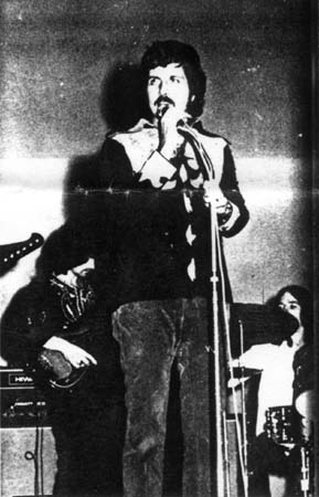 Mark Stevens of KFJZ emcees the Badfinger show at Texas Wesleyan College, October 22, 1970.