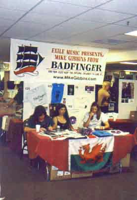 Mike Gibbins table at Beatlefest NJ, 2001